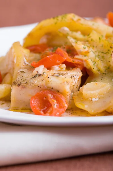 Fisch, Kirschtomaten und Kartoffeln. — Stockfoto