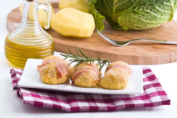 Cavoli Savoia e crocchette di patate . — Foto Stock
