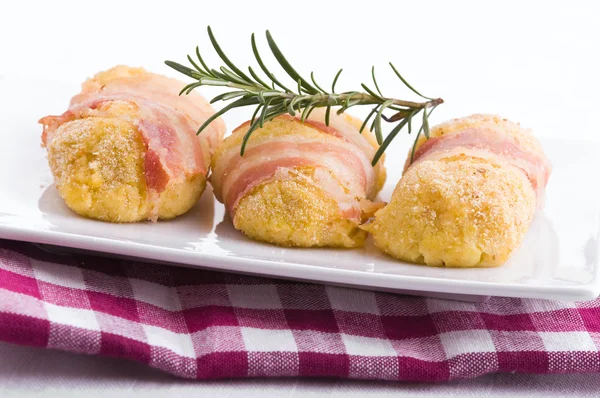 Cavoli Savoia e crocchette di patate . — Foto Stock