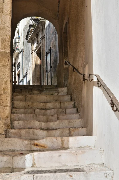 Alleyway. Monte Sant'Angelo. Puglia. Italy. — Stock Photo, Image