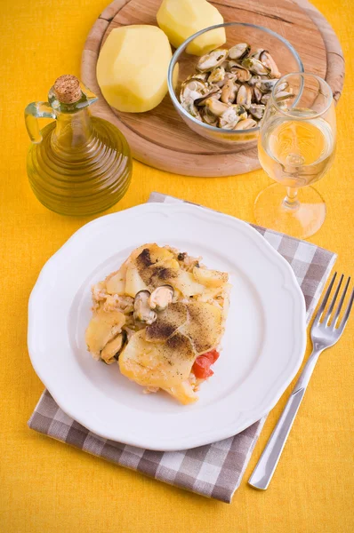 Arroz, patatas y mejillones . — Foto de Stock