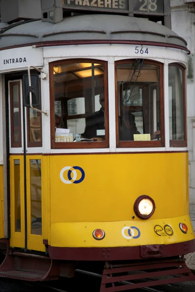 Tranvía en la Plaza del Comercio, Lisboa, Portugal — Foto de Stock