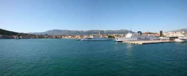 panoramik liman mavi gökyüzü ile Hırvatistan Split