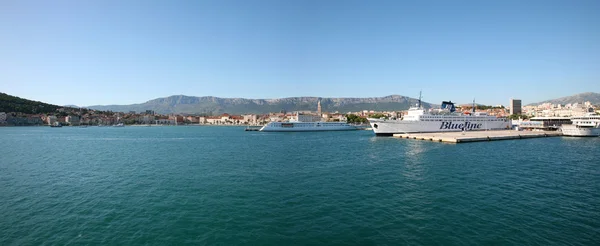 Vista panorâmica do porto de Split na Croácia com um céu azul — Fotografia de Stock