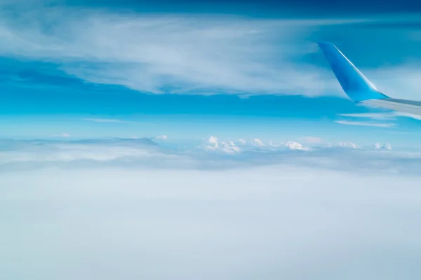 雲の上を飛ぶ — ストック写真
