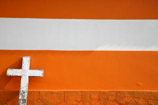Croce bianca sulla chiesa di mattoni arancione urbano — Foto Stock