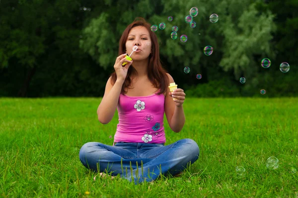 Chica soplando burbujas de jabón —  Fotos de Stock