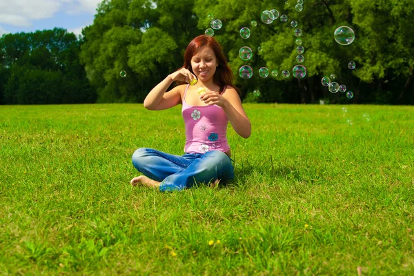 Ragazza soffiando bolle di sapone — Foto Stock