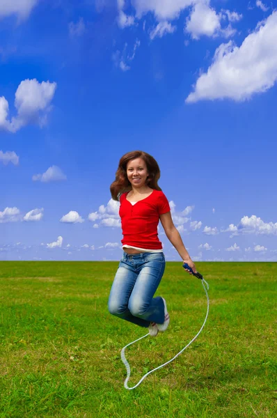Mujer joven con saltar la cuerda —  Fotos de Stock