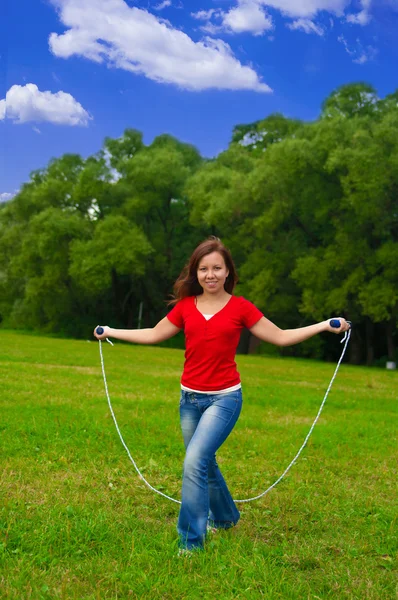 年轻女子跳绳 — 图库照片