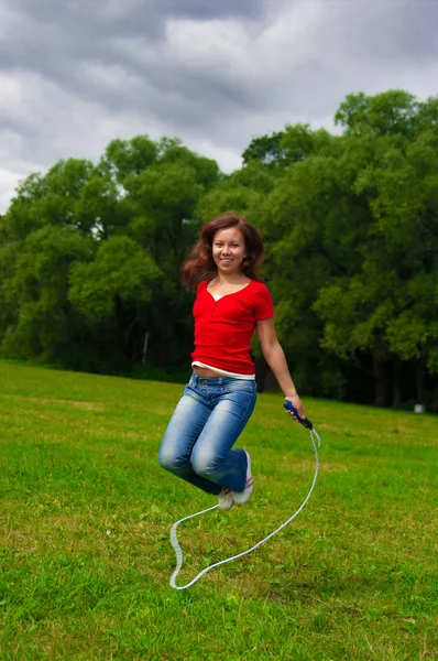 Mujer joven con saltar la cuerda —  Fotos de Stock