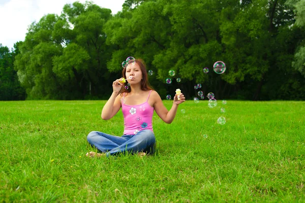 Девушка, пускающая мыльные пузыри — стоковое фото