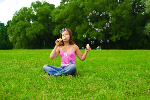 Menina soprando bolhas de sabão — Fotografia de Stock