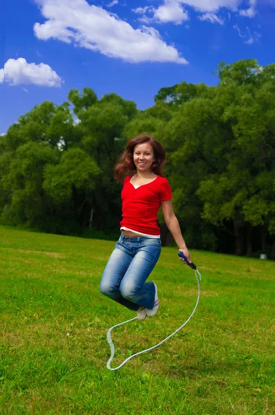 Mujer joven con saltar la cuerda — Foto de Stock