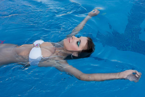 Dívka v bazénu — Stock fotografie