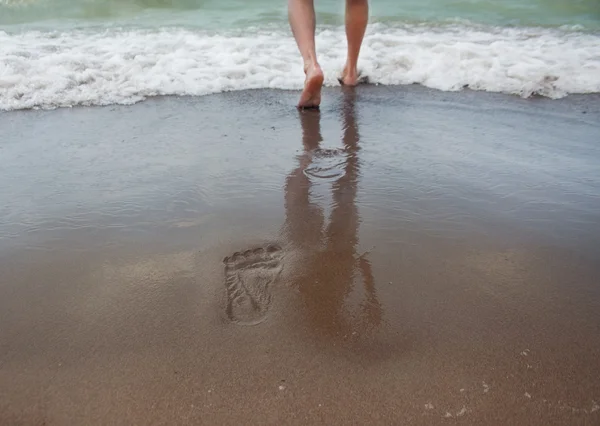 Sommer Meer Strand und Spuren auf Sand — Stockfoto