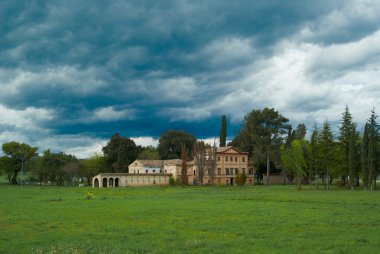 Antik villa terk edilmiş evde fırtınalı gökyüzü yok etti.