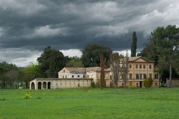 Villa antigua destruida casa abandonada cielo tormentoso — Foto de Stock