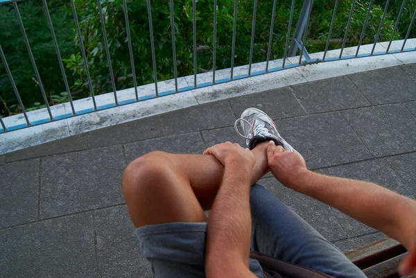 Nu bronzeado pernas de cara masculino em sapatos esportivos — Fotografia de Stock