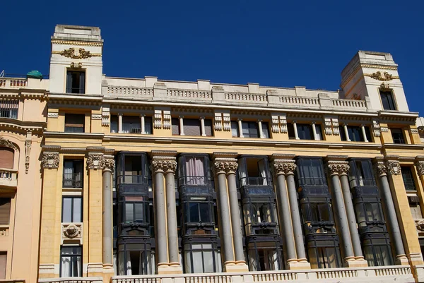 Исторические здания с кружевными фасадами Мадрида — стоковое фото