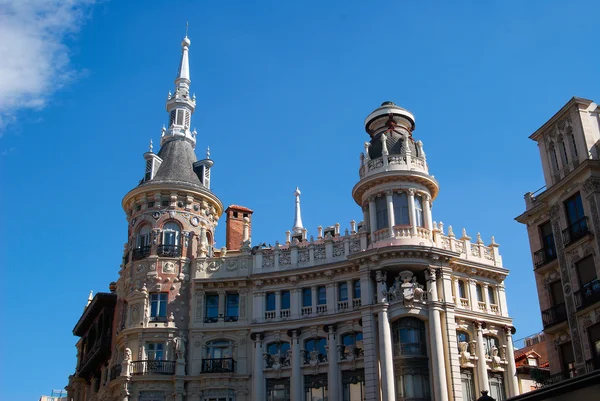 Bâtiments historiques avec façades en dentelle de Madrid — Photo