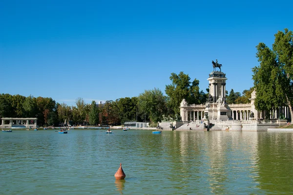 Gran lago con barcos, Madrid — Foto de Stock