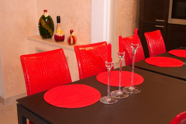 Κόκκινες καρέκλες και σπίθα κεριά στο τραπέζι του καφέ — Φωτογραφία Αρχείου