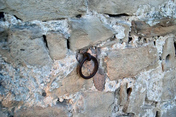 Parede marrom tijolo velho com anel de ferro — Fotografia de Stock