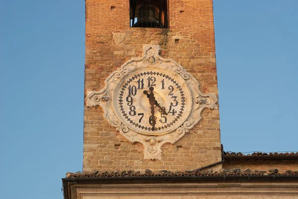 详细的旧城塔钟在欧洲 — 图库照片
