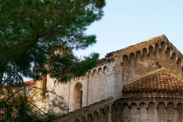 Fragmento de techo puntiagudo iglesia antigua Italia — Foto de Stock