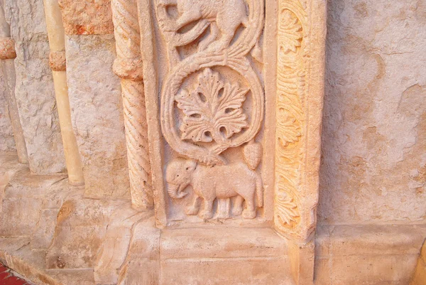 Фрагмент стены украшения антикварной церкви Италии — стоковое фото