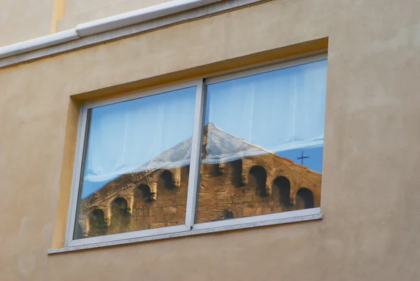 Antik kilise spire pencerede yansıyan — Stok fotoğraf