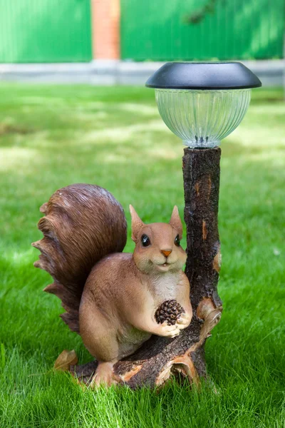 Puutarha koristelu, orava lamppu ja kartio — kuvapankkivalokuva