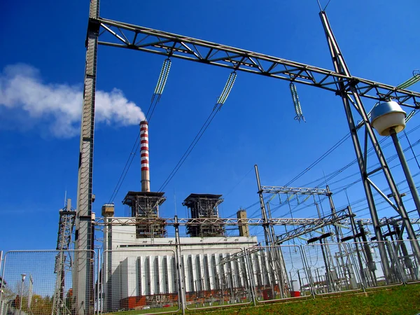 Värmekraftverk och rutnätet högspänning — Stockfoto