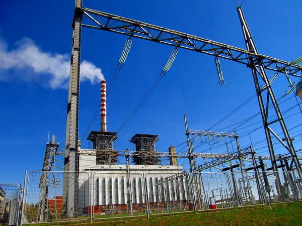 Тепловая электростанция и высоковольтная сеть — стоковое фото