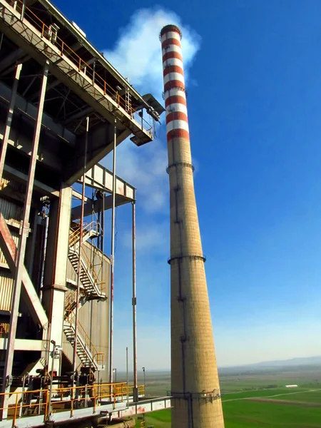 Coș de fum și partea de sus a cazanului energetic — Fotografie, imagine de stoc