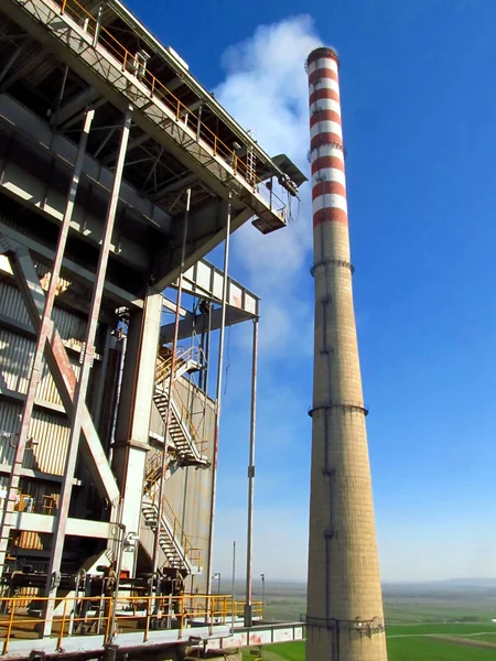 Kémény és a tetején az energia-kazán — Stock Fotó