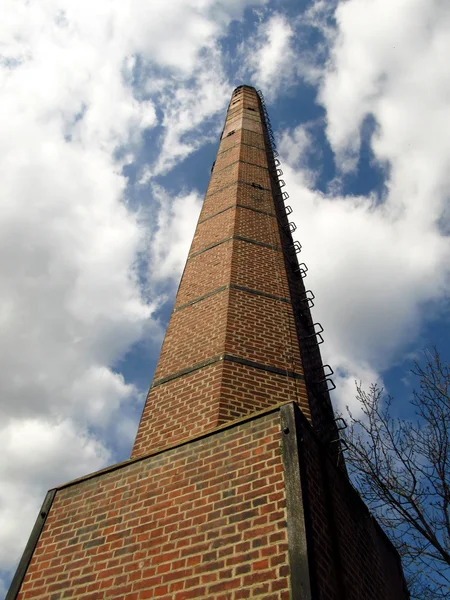 空に対する世紀古いレンガの煙突の上 — ストック写真