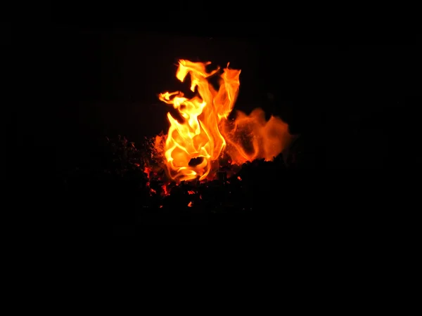 Φλόγες είναι ορατές στο σκοτάδι. — Φωτογραφία Αρχείου