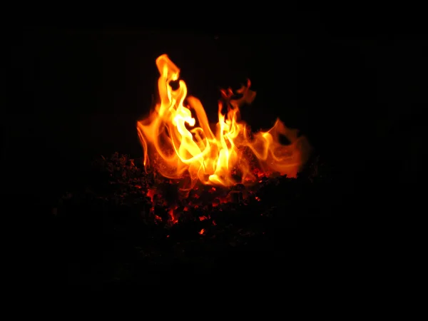Пламя видно в темноте — стоковое фото