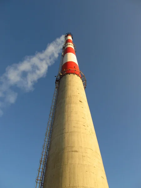 높은 화이트 레드 굴뚝 — 스톡 사진