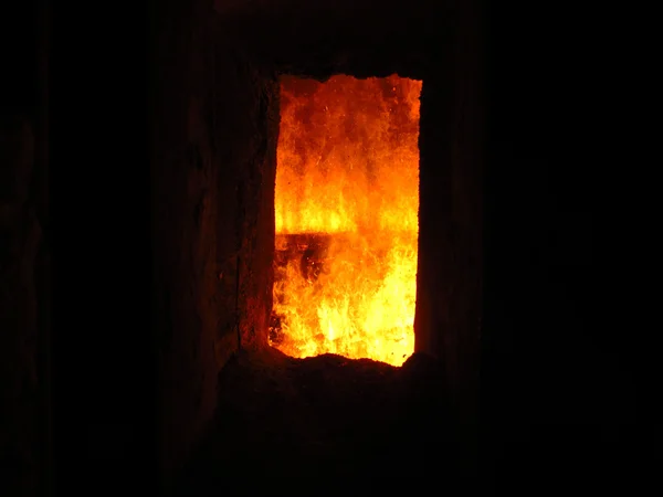 Buntes Feuer in einem Industrieofen — Stockfoto