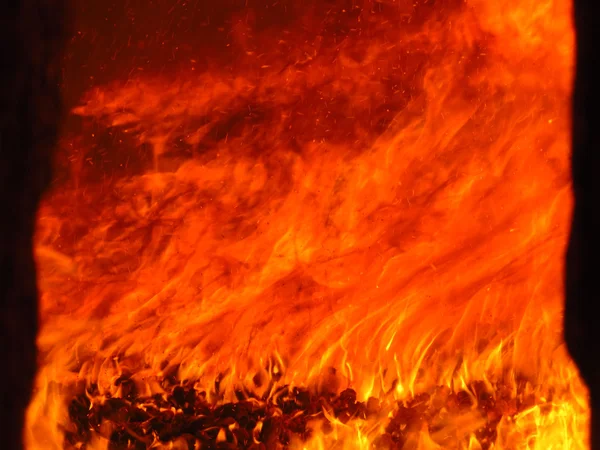 Färgglada eld i en industriell ugn — Stockfoto