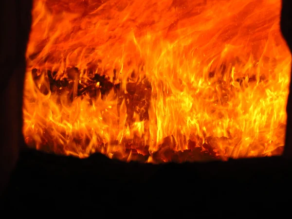 Красочный пожар в промышленной печи — стоковое фото