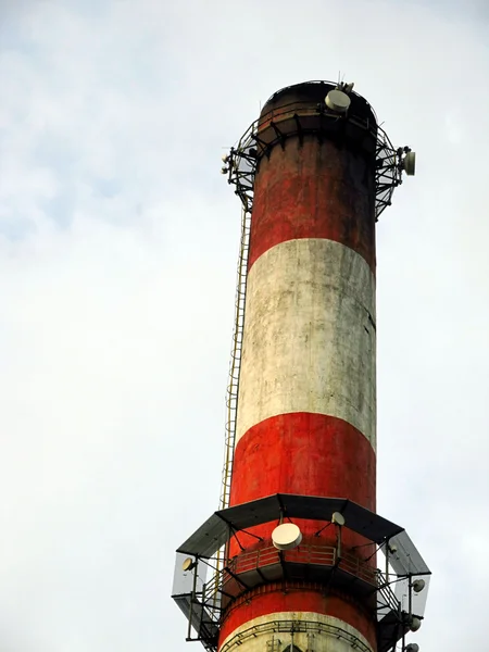 Roter und weißer hoher Schornstein — Stockfoto