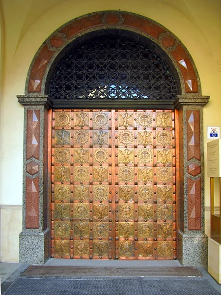 De hoofdingang naar de kapel van onze lieve vrouw van jasna gora in czestoc — Stockfoto