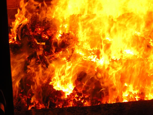 Llama en la rejilla del horno de caldera — Foto de Stock