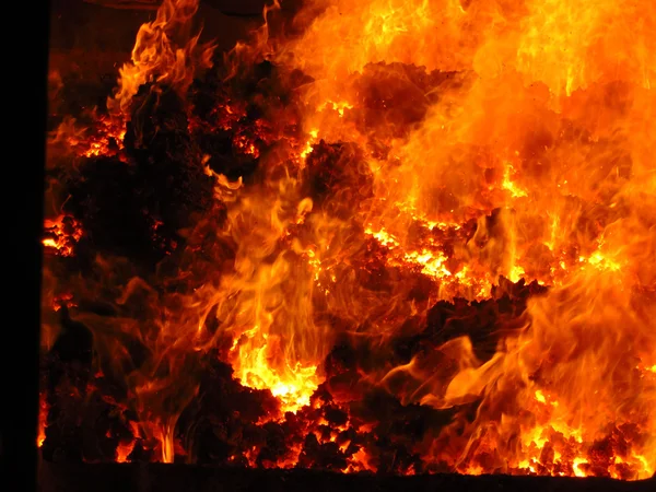 Oheň v krbu pec kotel — Stock fotografie