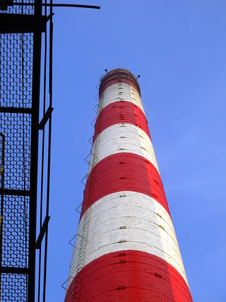 Viejas chimeneas industriales rojas y blancas — Foto de Stock
