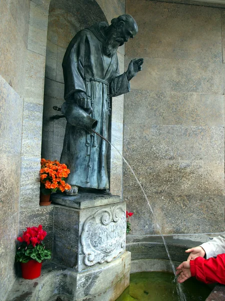 Altotting statue af St. Konrad og mirakuløse kilde af vand og dermed bl.a. genopretning af synet - Stock-foto